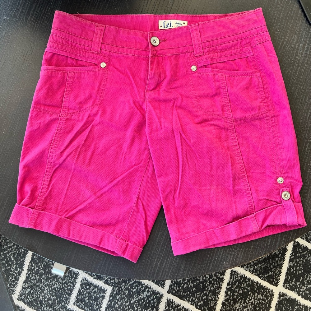 Pink vintage L.e.i. Low rise shorts, size 9 Juniors, Like new! Love this color!